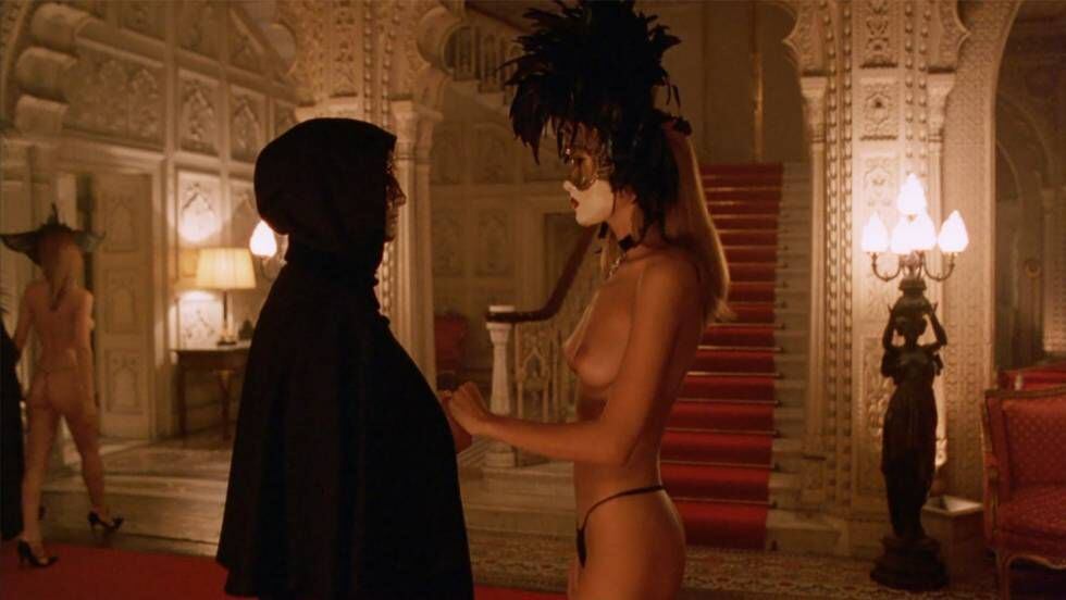 O casal formado na época por Tom Cruise e Nicole Kidman está em 'De olhos bem fechados' (1999), de Stanley Kubrick. Na cena, Cruise e uma integrante da casa de orgias.