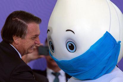 Presidente Bolsonaro com o mascote Zé Gotinha, durante apresentação do plano nacional de vacinação contra a covid-19.