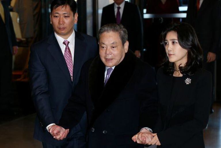 Lee Kun-hee, no centro, chega com uma das suas filhas a uma reunião da Samsung, em janeiro deste ano.