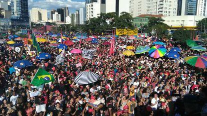 Manifestantes se reúnem no largo da Batata para pedir "Diretas Já"