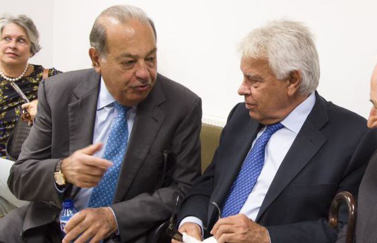 O ex-primeiro-ministro espanhol Felipe González (d) fala com o empresário Carlos Slim pouco antes da entrega do título Doutor Honoris Causa ao ex-presidente do Uruguai, Julio Maria Sanguinetti, pela Universidade de Alicante.
