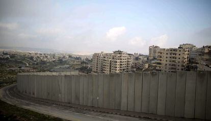 Muro de separação erguido por Israel.