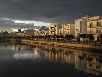 Esteiro da Rivera, em Ayamonte, na Andaluzia, na Espanha. O rio Guadiana corre do território espanhol e deságua no Atlântico português.