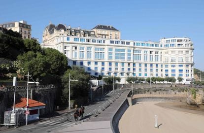 Patrulha policial montada perto do Bellevue Hotel, onde as reuniões do G7 serão realizadas, em Biarritz, sudoeste da França
