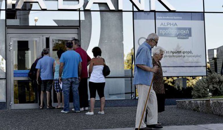 Fila em uma agência bancária em Atenas.