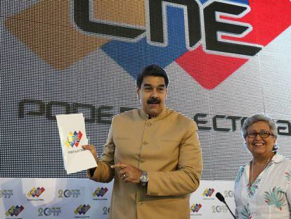 Nicolás Maduro, com a presidente do Conselho Nacional Eleitoral, Tibisay Lucena, na segunda-feira.