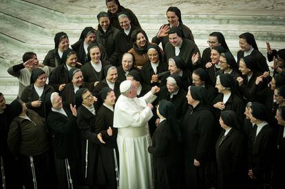 O papa Francisco saúda um grupo de freiras em audiência no Vaticano, em 15 de janeiro passado.