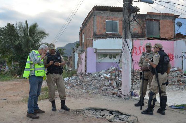 Fiscal e guardas na Vila Autódromo, no Rio.