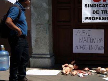 Protesto diante da Secretaria de Saúde em Oaxaca.