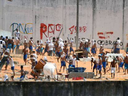 O momento em que os detentos entram em confronto em Alcaçuz.