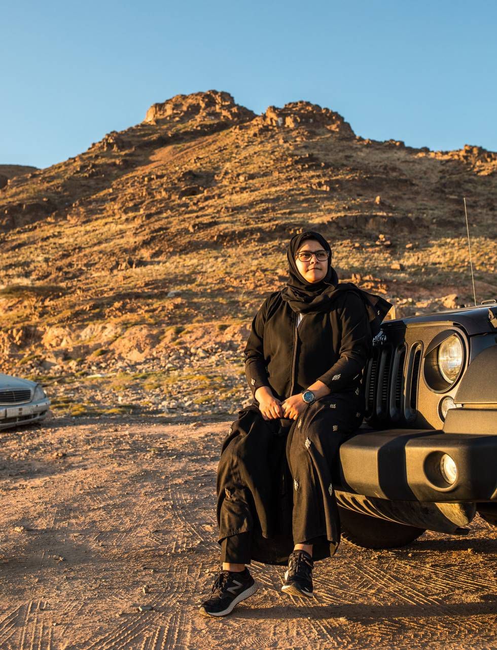 Nora Al-Sheneifi, que aprendeu a dirigir aos 12 anos, ensinada pelo pai e pelos irmãos mais velhos, posa com seu Jipe no monte Uhud, em Medina. Diz que sempre dirigiu, apesar de ainda não ter conseguido tirar carteira de motorista, porque não há autoescola na sua cidade.