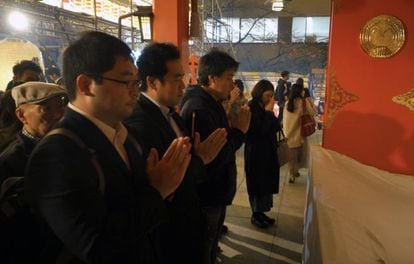 Japoneses rezando em um templo.