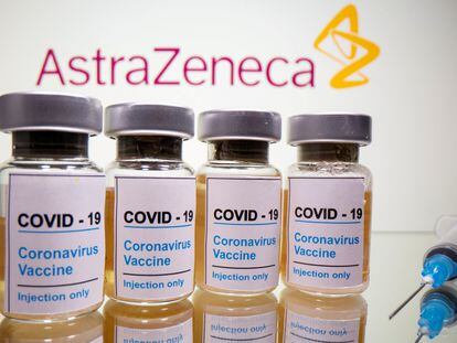 Frascos da vacina da AstraZeneca e Oxford.