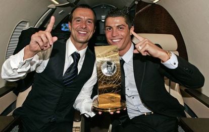 Jorge Mendes, com Cristiano Ronaldo depois de receber o último troféu da FIFA.