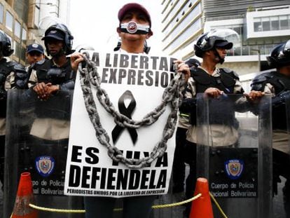 Uma mulher protesta contra os ataques à imprensa na Venezuela em fevereiro de 2014
