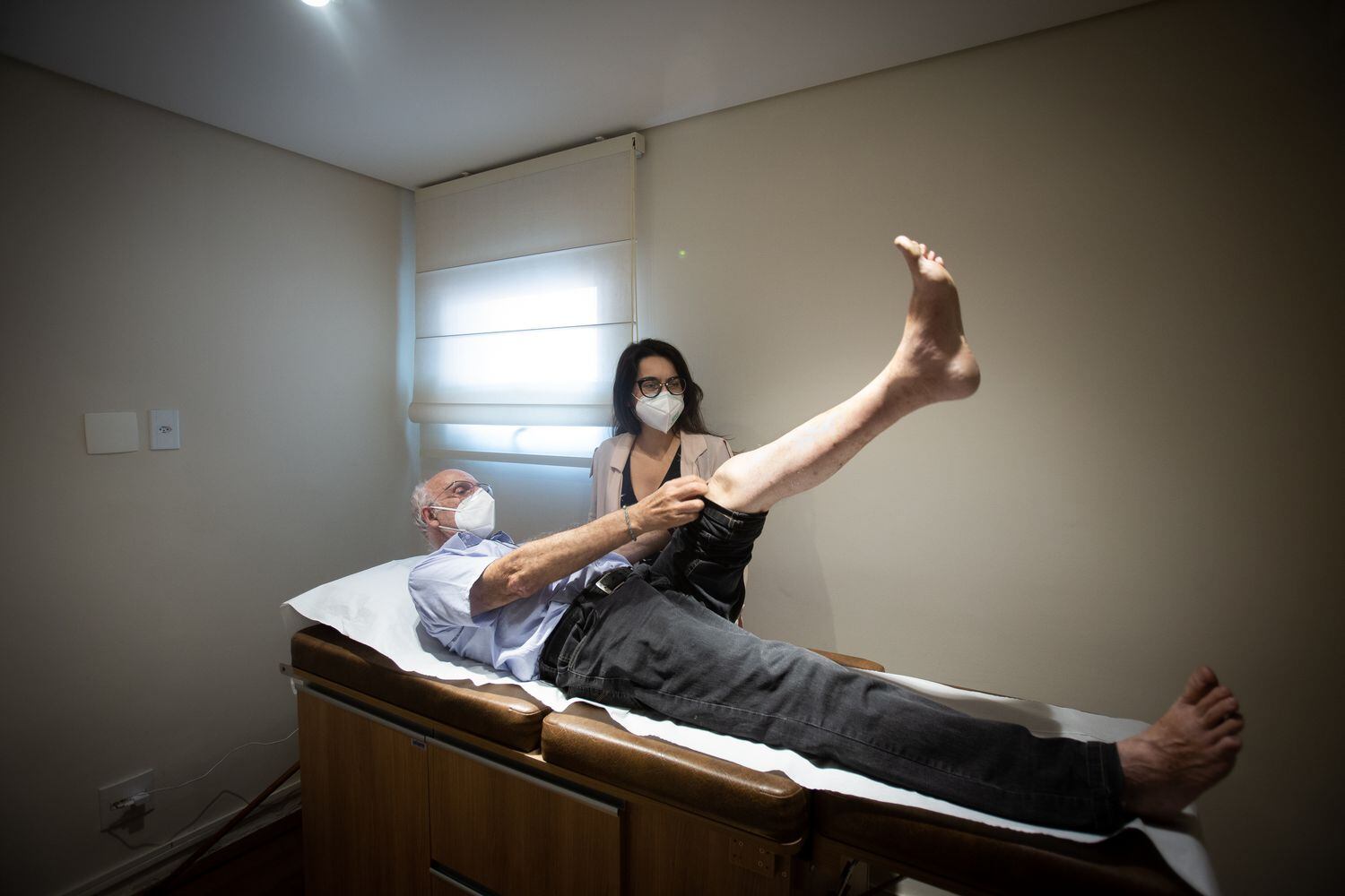 Padre Julio Lancellotti é atendido em consulta médica, em São Paulo.