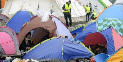 Um grupo de refugiados acampados nesta semana em Roszke (Hungria).