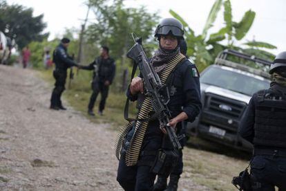 Um policial mexicano nas redondezas das valas de Iguala.