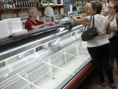 Clientes venezuelanos num supermercado vazio em Caracas.