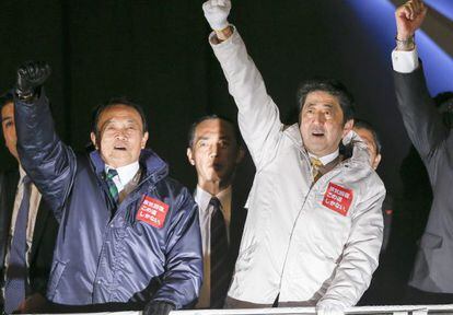 O primeiro-ministro Shinzo Abe (direita) levanta o punho durante a campanha eleitoral, em Tóquio.