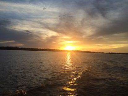 O pôr do sol no rio Amazonas.