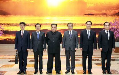 Kim Jong-un posa com a delegação sul-coreana.