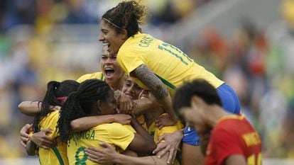 Brasil x China: Mônica abriu o placar.