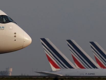 Avião no aeroporto Charles-de-Gaulle, na França.
