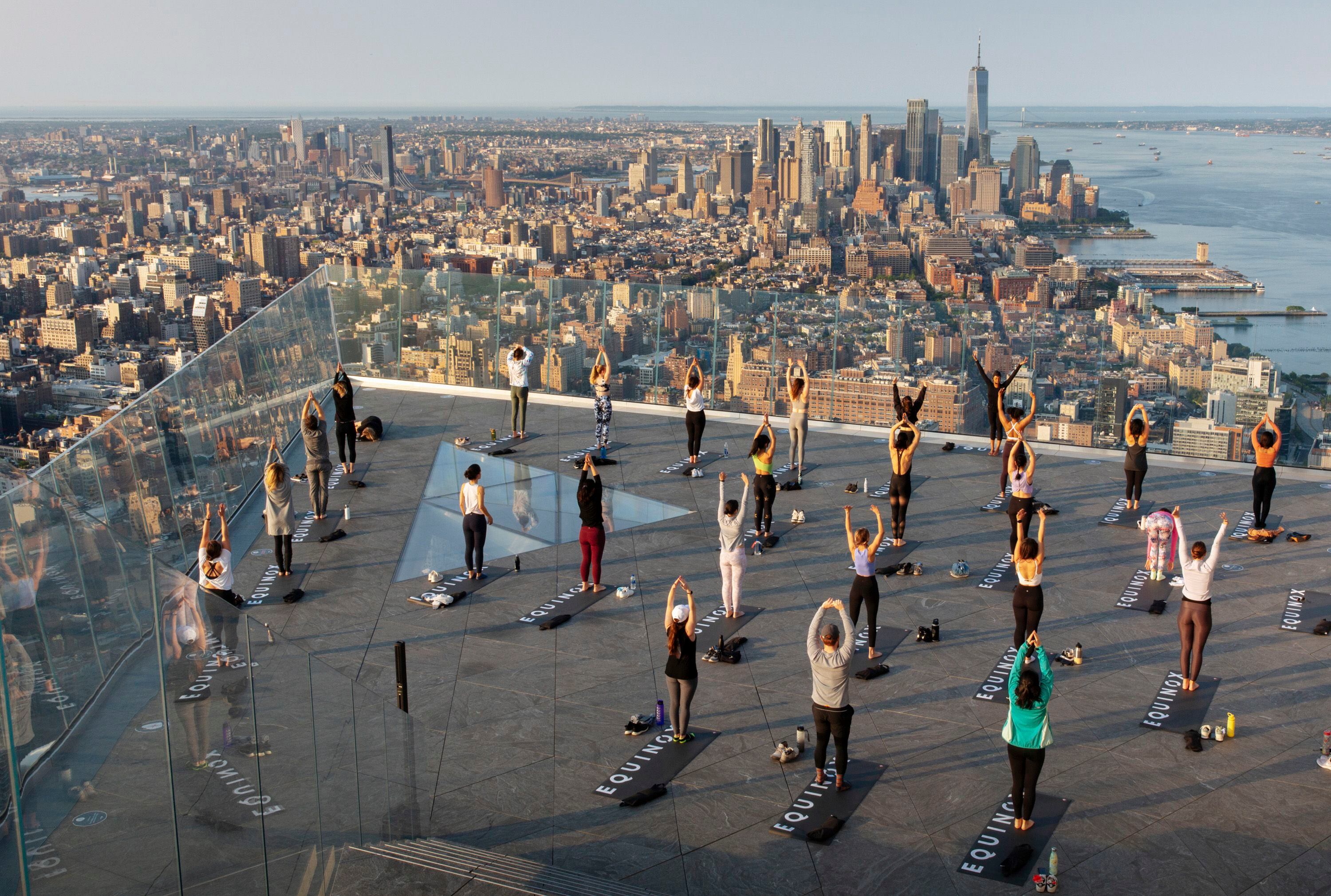 Sessão de Yoga no terraço do The Edge, o mirante mais alto de Manhattan. 