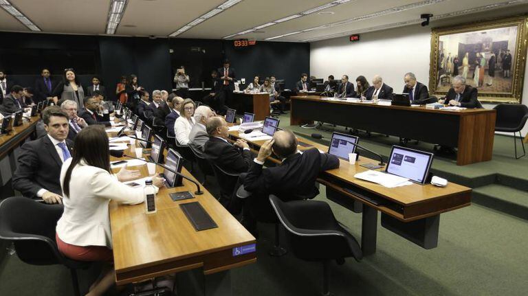Deputados na comissão que discute a reforma