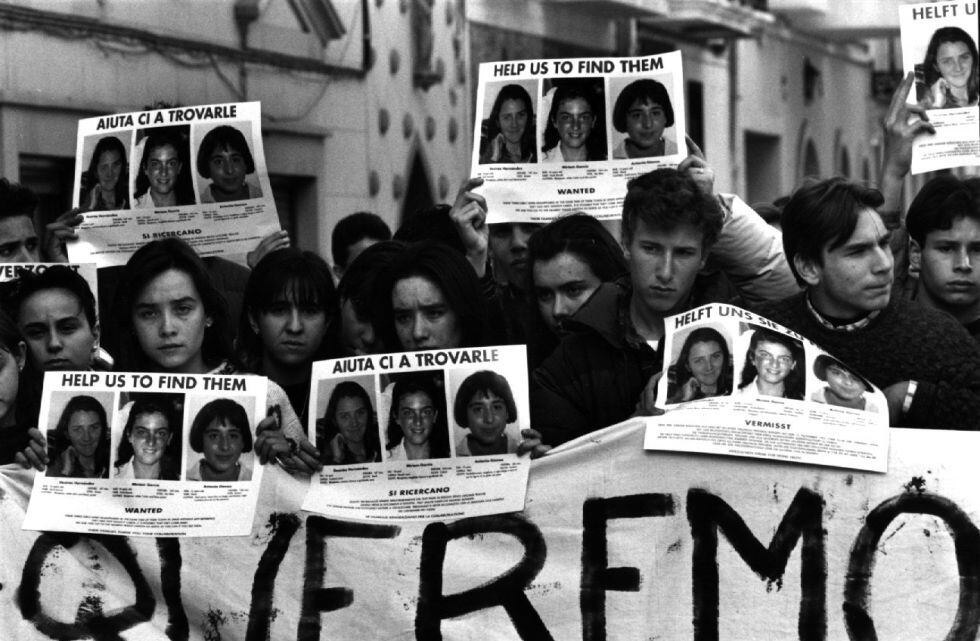Concentração de jovens na localidade espanhola de Alcàsser, em 28 de janeiro de 1993, um dia depois de os corpos das três meninas serem encontrados.