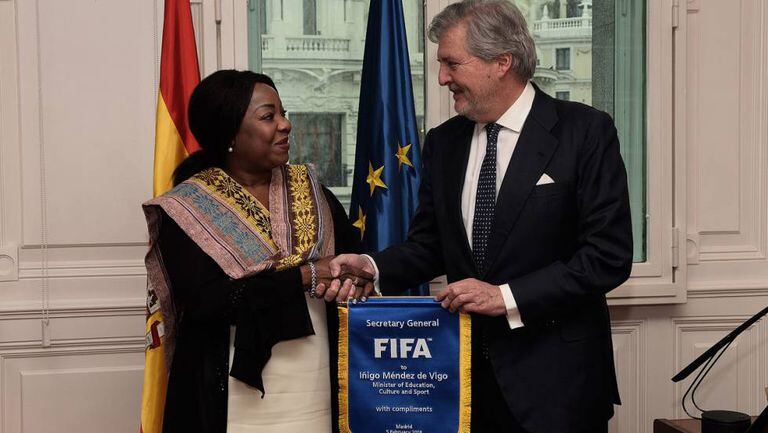 A secretária-geral da FIFA, Fatma Moura, com o ministro da Educação, Cultura e Esportes, Íñigo Méndez de Vigo.
