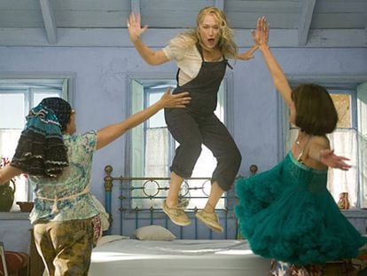 Meryl Streep e suas amigas fazendo-nos dançar com as canções de Abba em 'Mamma Mia! O filme' (2008).