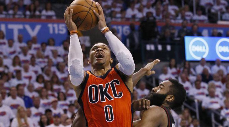 Westbrook ganha um lance contra Harden em um Thunder-Rockets.
