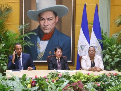 O ministro das Relações Exteriores da Nicarágua, Denis Moncada (centro), em Manágua, depois de anunciar na sexta-feira a saída do país da OEA.