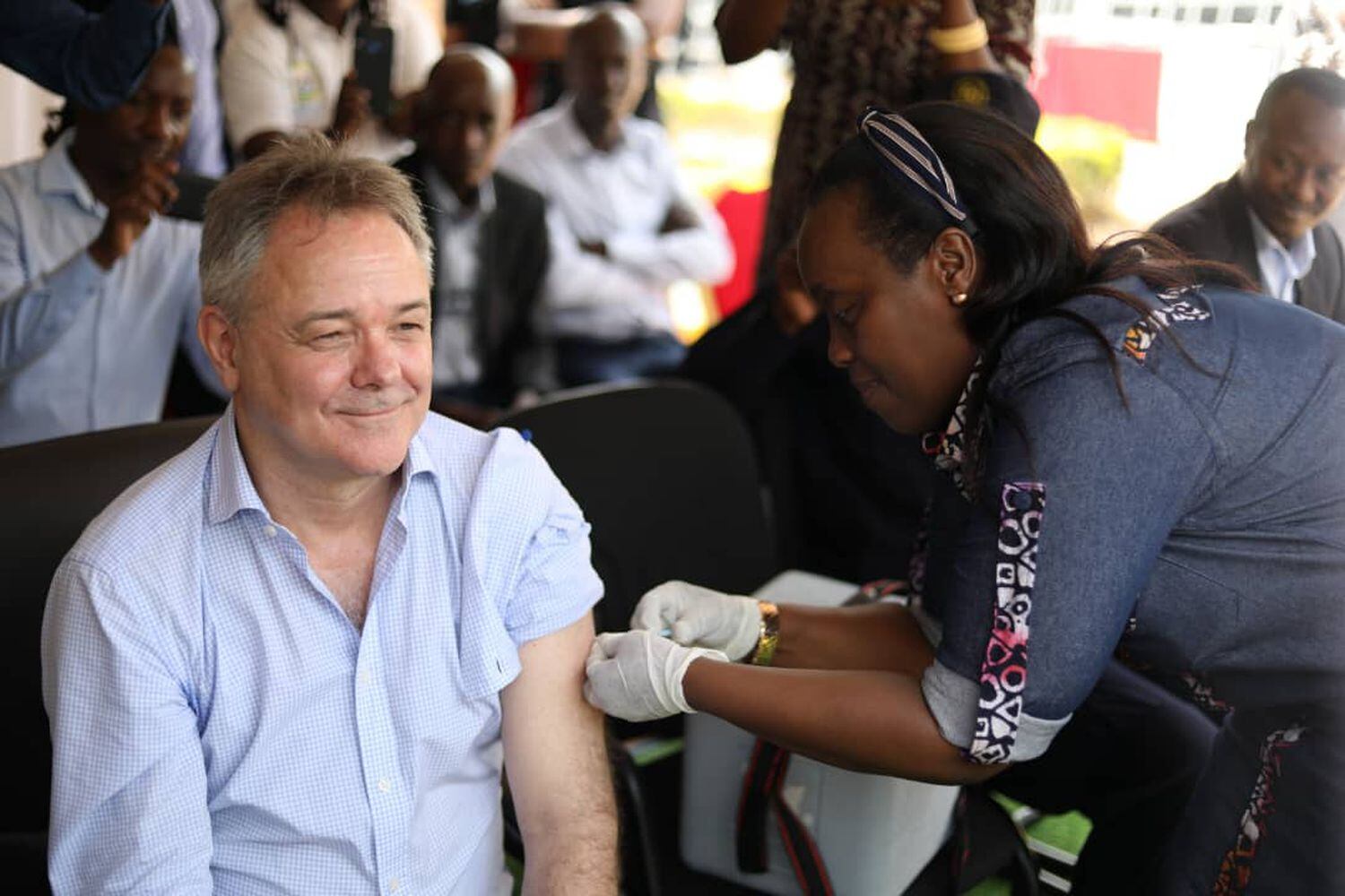 Jeremy Farrar recebe a vacina contra ebola em Rusizi (Ruanda), em 29 de dezembro de 2019. 