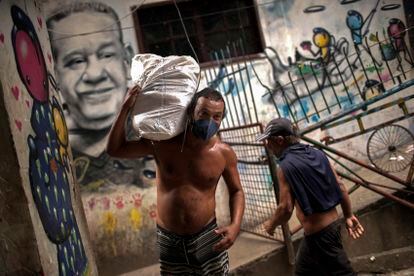 Homem usa máscara de proteção na favela da Rocinha, no Rio de Janeiro, nesta segunda.