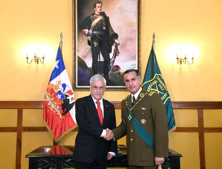 O presidente de Chile, Sebastián Piñera, e o agora ex-diretor dos Carabineiros do Chile, Mario Rozas, em 7 de janeiro de 2019 em uma cerimônia.