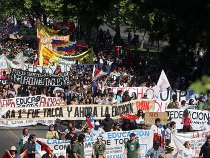 Centenas de manifestantes em uma passeata estudantil no Chile.