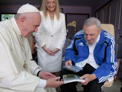 Fidel entrega ao Papa, diante de esposa Dalia, livro de Frei Betto, &#039;Fidel e a Religi&atilde;o&#039;.  