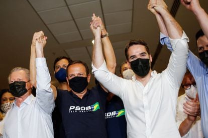 Os candidatos das prévias do PSDB Arthur Virgílio (AM), Joao Doria (SP) e Eduardo Leite (RS) se cumprimentam antes do resultado.