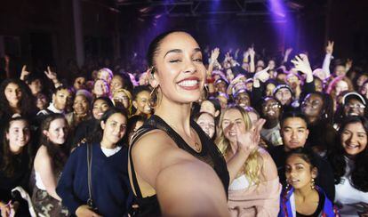 Jorja Smith tira uma selfie com fãs após evento realizado pela Nike. 