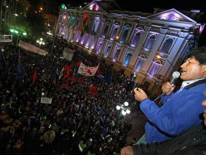 Evo Morales discursa no balcão do Palácio de Governo, em La Paz, na noite de domingo, depois de vencer as eleições.