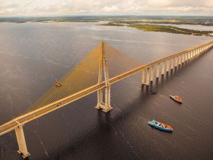 Ponte sobre o rio Negro.