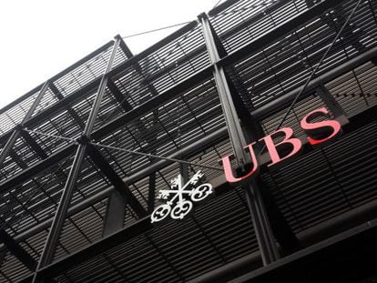 Entrada da sede de UBS em Londres.