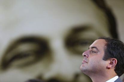 Paulo C&acirc;mara com a imagem de Eduardo Campos ao fundo, no evento que lembrou os 50 anos do nascimento dele. 