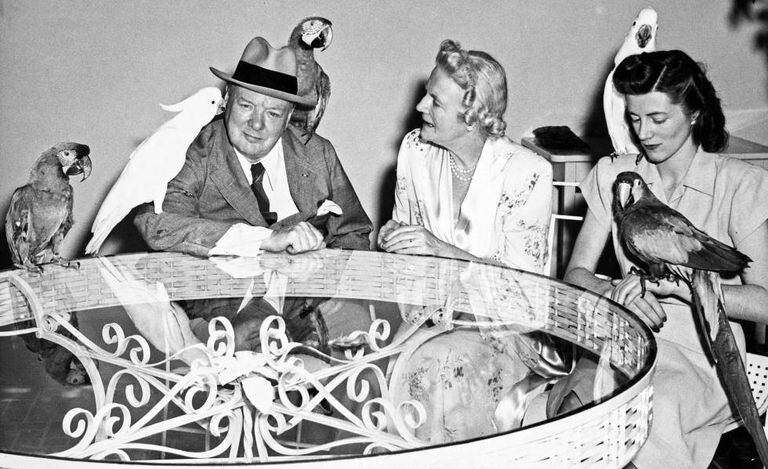 Winston Churchill em 1946 em Miami Beach, com sua mulher, Clementine, e sua filha, Sarah.