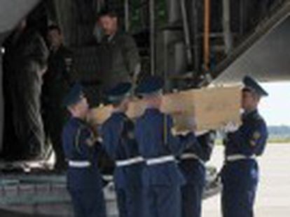 O país recebe o avião que transporta os primeiros cadáveres da aeronave da Malaysia Airlines que caiu na Ucrânia