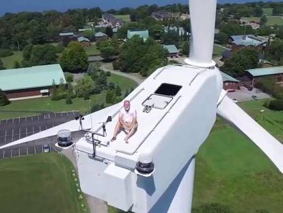 É assim que se tira uma soneca no alto de uma turbina eólica a 60m de altura