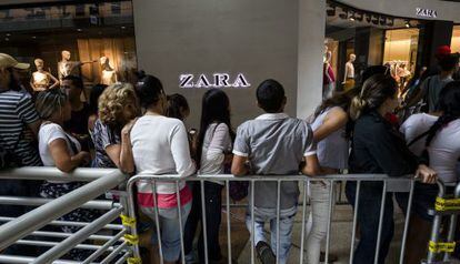 Venezuelanos fazem fila diante de loja da Zara em Caracas em julho.